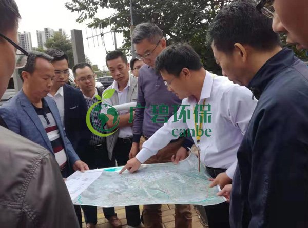 大良街道、順控環(huán)保水務等領導到金陡涌黑臭水體治理現場視察工作(圖1)